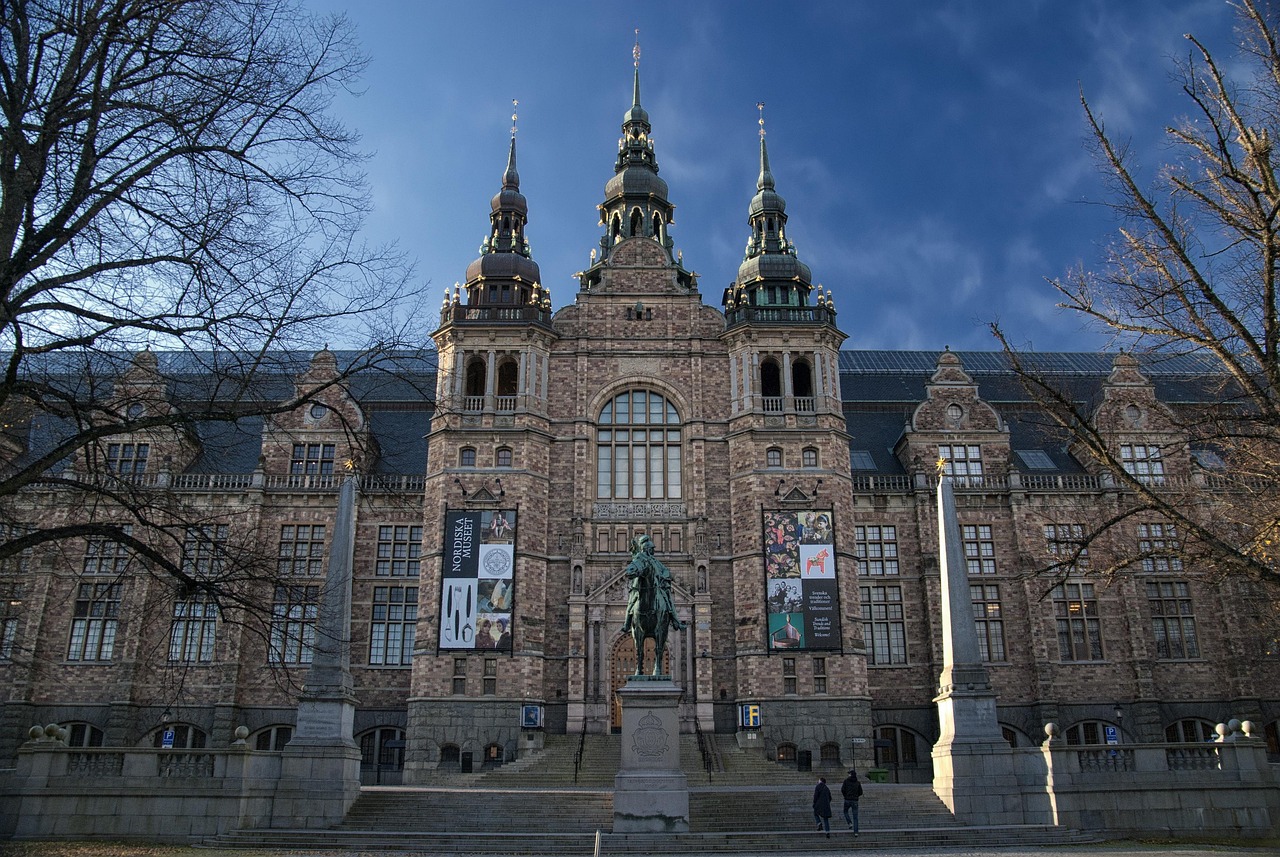 Skolgemenskap med barn och vuxna i aktivt deltagande